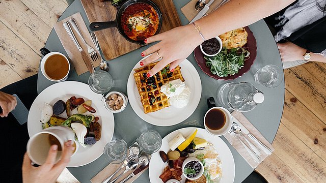 Tisch mit Essen und Getränken für vier Personen