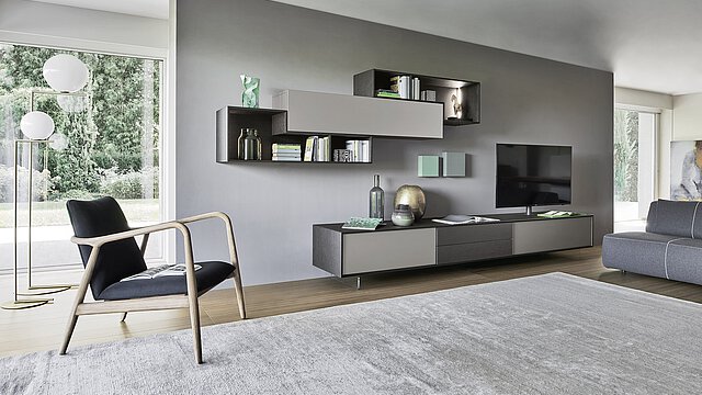 Modernes Wohnzimmer mit grauen Möbeln und grauem Teppich