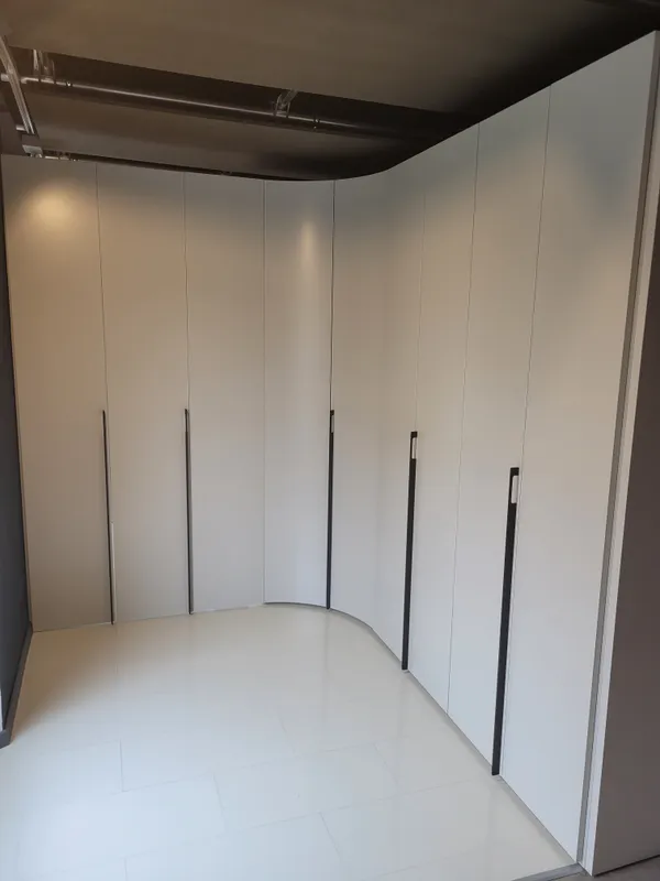 Falttüren mit Eckschrank und Regalsystem