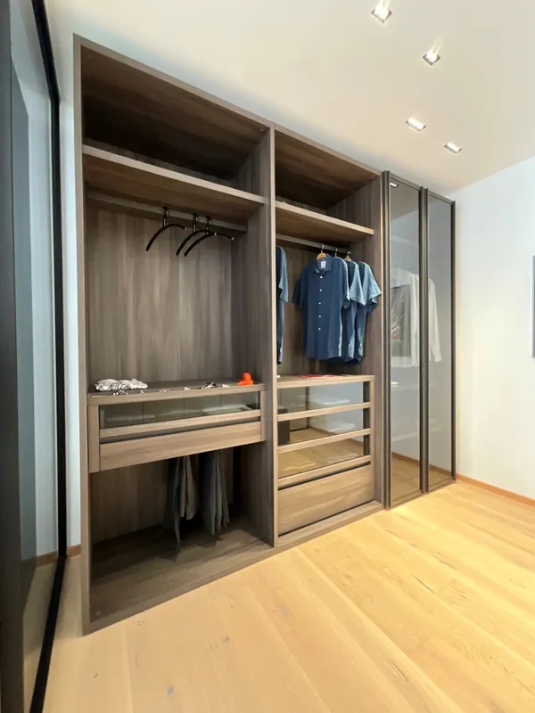offener Kleiderschrank in Dekor